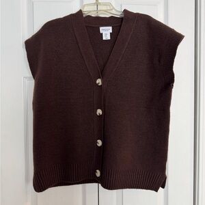 NWOT a brown sweater vest with 4buttons. Never worn. Size Medium.